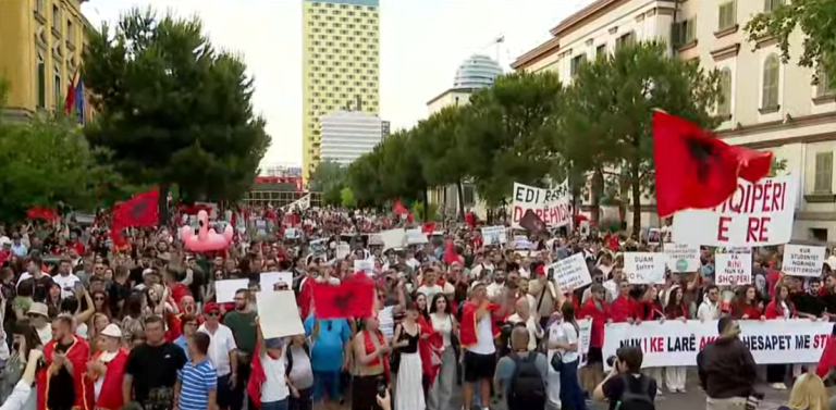 Aktivistët dhe qytetarët nisin marshimin drejt Kryeministrisë