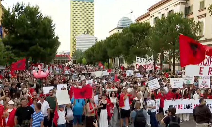 Aktivistët dhe qytetarët nisin marshimin drejt Kryeministrisë