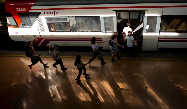 Kompania spanjolle anulon 320 shërbime me trena, mijëra udhëtarë në vështirësi për shkak të një greve
