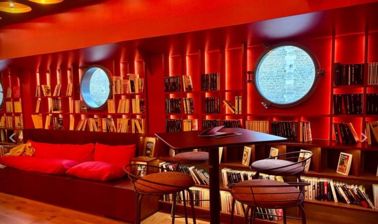 Hapet në Paris biblioteka lundruese me mbi 5,000 libra që mund të merren pa kthim