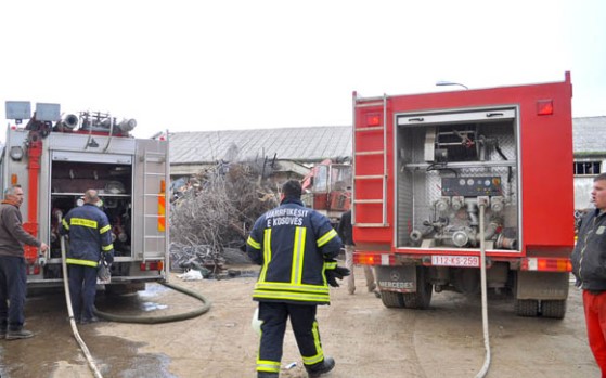 Përfshihet nga flakët një ndërtesë në Prishtinë, plagosen dy qytetarë dhe 5 zjarrfikës