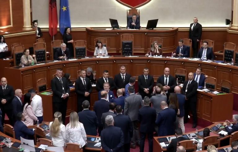 Deputetët e PD bllokojnë foltoren, kalohet në votim rendi i ditës pa diskutim. Ndërpritet seanca për 5 minuta