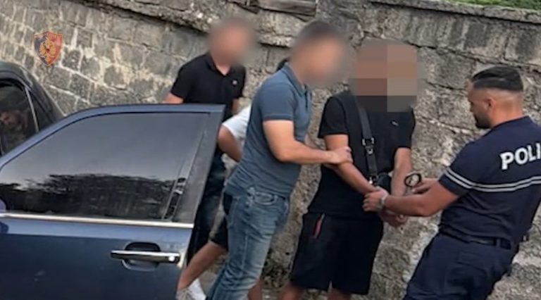 Autorë të disa vjedhjeve me armë dhe dhunë, vihen në pranga dy persona në Durrës (EMRAT)