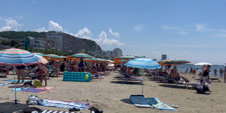 Ujërat e zeza ndotin plazhin në Shkëmbin e Kavajës, pushuesit kërkojnë ndërhyrje
