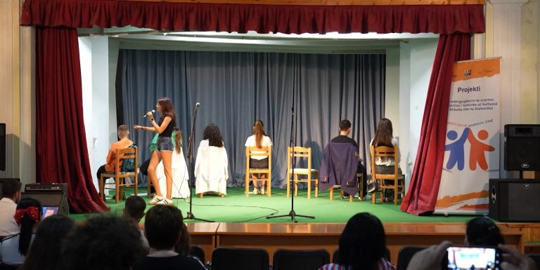 Fenomeni i bullizmit, të rinjtë e Libohovës japin shfaqje teatrale sensibilizuese