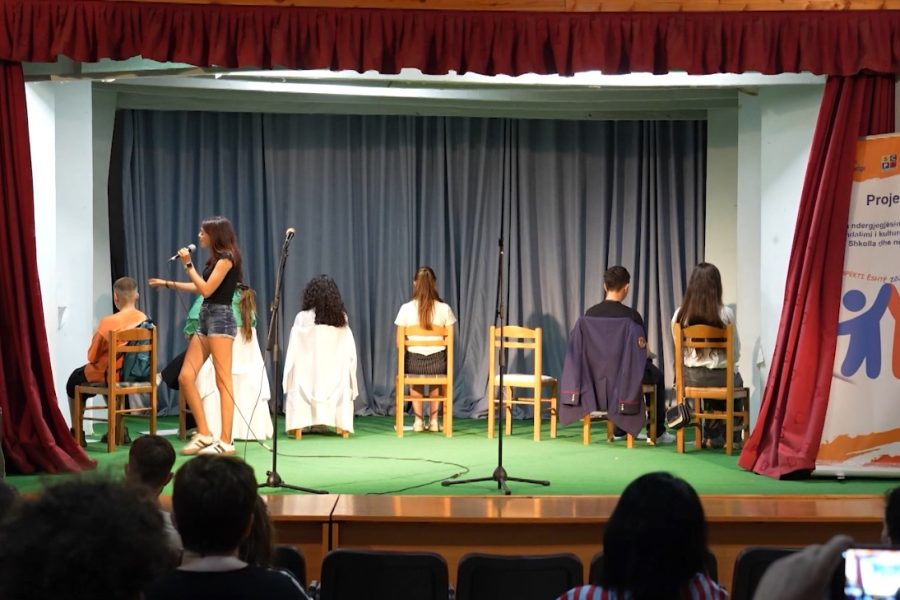 Fenomeni i bullizmit, të rinjtë e Libohovës japin shfaqje teatrale sensibilizuese