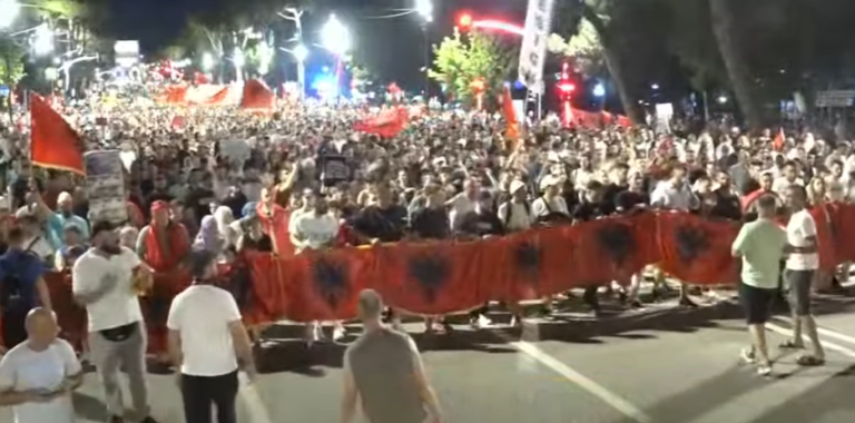 Sot dita e 26-të e protestës në Tiranë, qytetarët nisin marshimin në rrugët e kryeqytetit dhe ulen para paralmentit