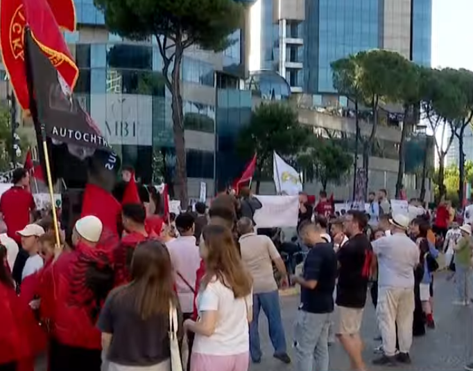 Gjendet vajza e vogël e cila humbi mes turmës së protestuesve në Tiranë