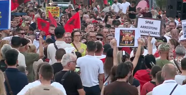LIVE| Sot dita e 24-të e protestave në Tiranë, aktivistët dhe qytetarët mblidhen para Kryeministrisë