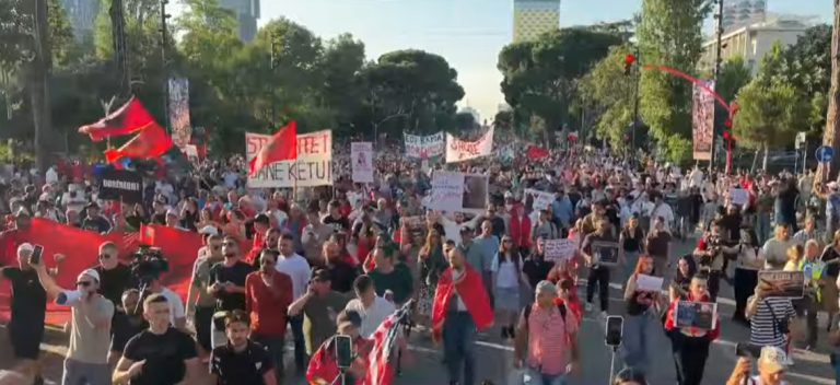 Dita e 10-të e protestës në Tiranë, aktivistët dhe qytetarët mblidhen para Kryeministrisë