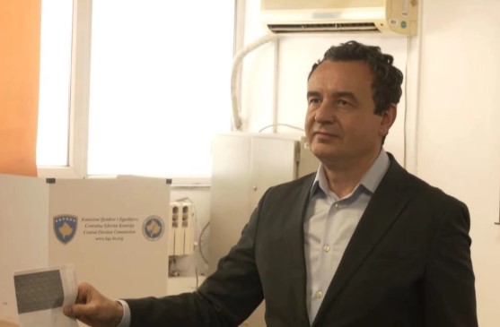 Zgjedhjet në Kosovë/ Voton kryeministri Albin Kurti, thirrje qytetarëve: Shfrytëzoni të drejtën tuaj demokratike