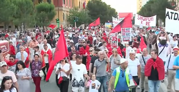 Dita e 28-të e protestës, nis grumbullimi i qytetarëve në Sheshin “Skënderbej”
