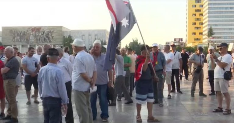 Dita e 28-të e protestës, nis grumbullimi i qytetarëve në Sheshin “Skënderbej”