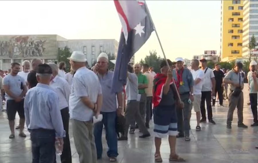 Dita e 28-të e protestës, nis grumbullimi i qytetarëve në Sheshin “Skënderbej”