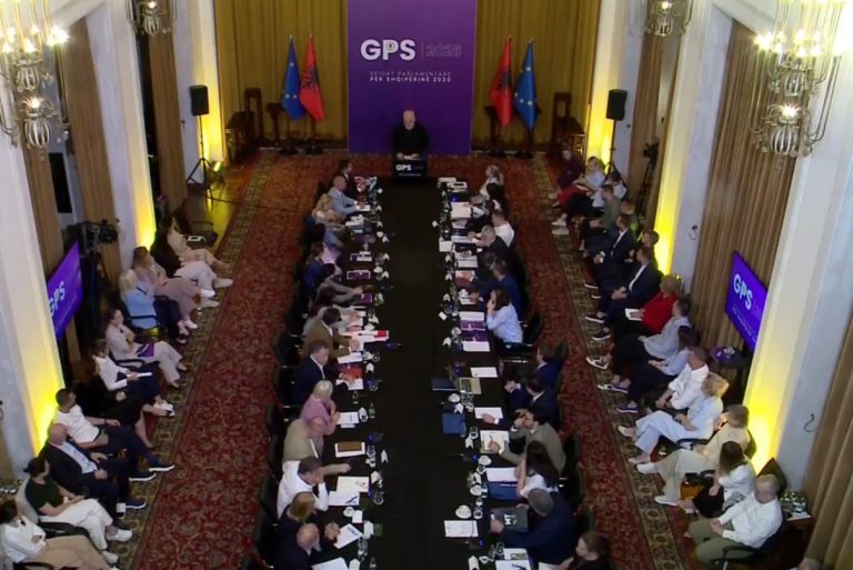 Diskutimet në mbledhjen e Grupit Parlamentar Rama u kërkon deputetëve të jenë më prezent në rrjetet sociale
