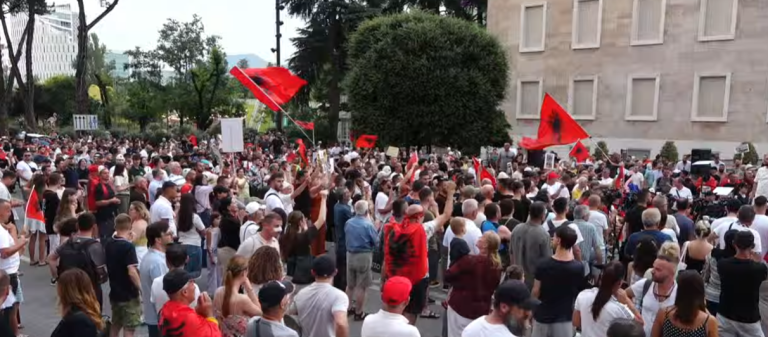 Dita e 31-të e protestës në Tiranë, qytetarët mblidhen sërish para Kryeministrisë