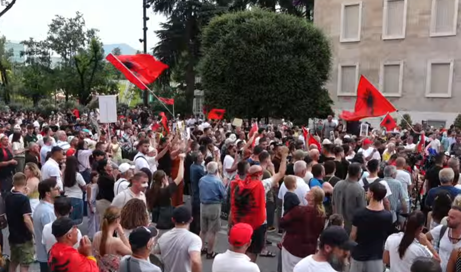Dita e 31-të e protestës në Tiranë, qytetarët mblidhen sërish para Kryeministrisë