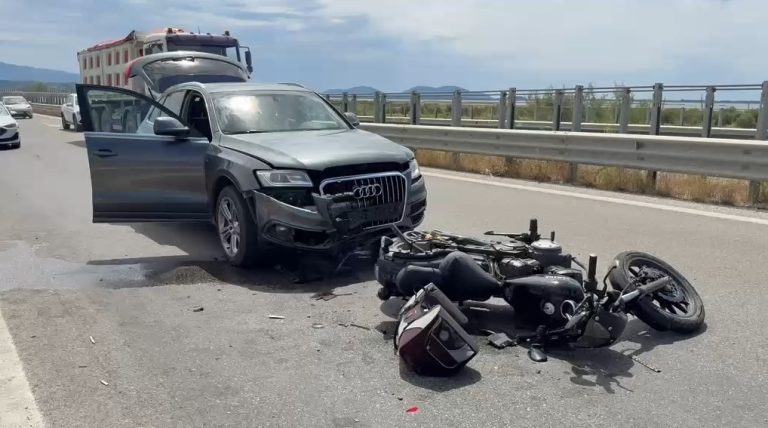 Aksident në autostradën Vlorë-Fier, makina përplaset me motorin, plagoset lehtë drejtuesi i tij