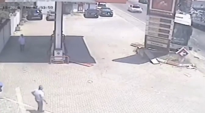 PAMJE EKSKLUZIVE / Momenti kur autobusi me fëmijë përplaset me makinën në Elbasan