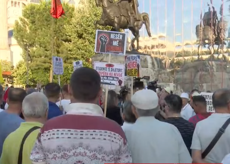Dita e 18-të e protestës, qytetarët mblidhen sheshin “Skëndërbej”
