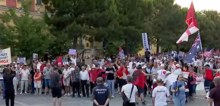 Nis marshimi, qytetarët mblidhen para Kryeministrisë
