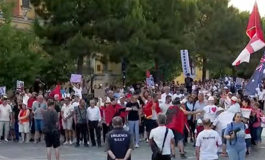 Nis marshimi, qytetarët mblidhen para Kryeministrisë