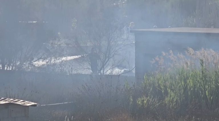 Zjarr në lagjen “Kushtrimi” në Vlorë, flakët rrezikojnë banesat (VIDEO)