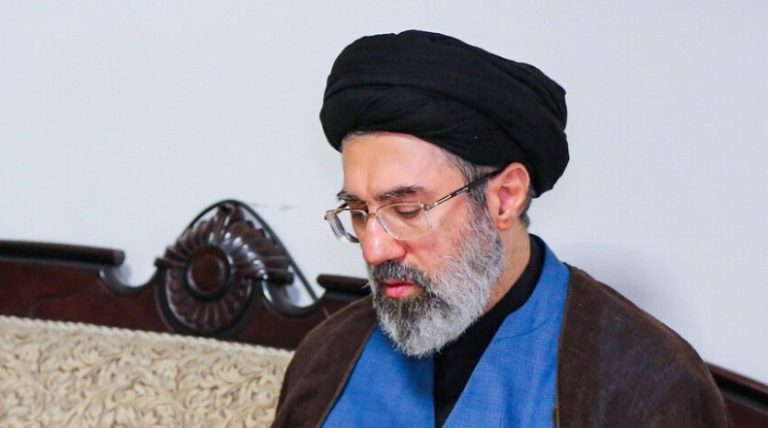 Lideri suprem i Iranit miraton faljen për mbi 2,000 të dënuar