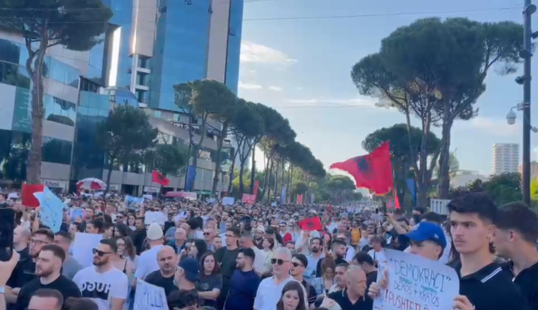 Dita e tretë e protestës, qytetarët kërkojnë anulimin e projektit në Zvërnec! Dalin me pankarta në duar