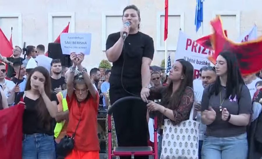 Nëna e Martin Canit në protestë: Duam drejtësi, jam nënë që rroj me dhimbje