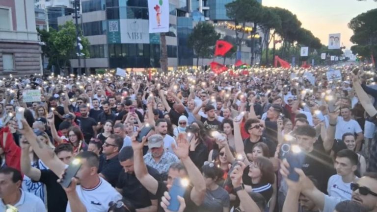 Me pankarta dhe flamuj në duar, qytetarët në ditën e 6-të të protestës për Zvërnecin