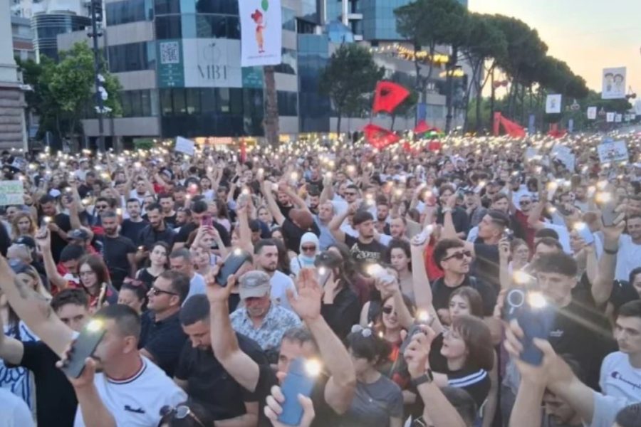 Me pankarta dhe flamuj në duar, qytetarët në ditën e 6-të të protestës për Zvërnecin