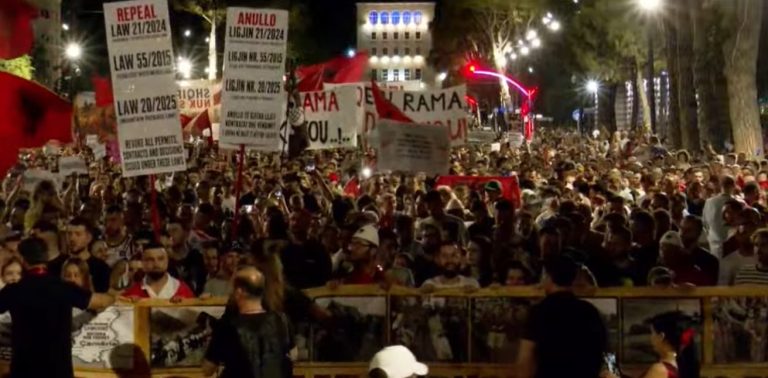Përfundojnë fjalimet përpara Kryeministrisë, qytetarët nisin marshimin në kryeqytet