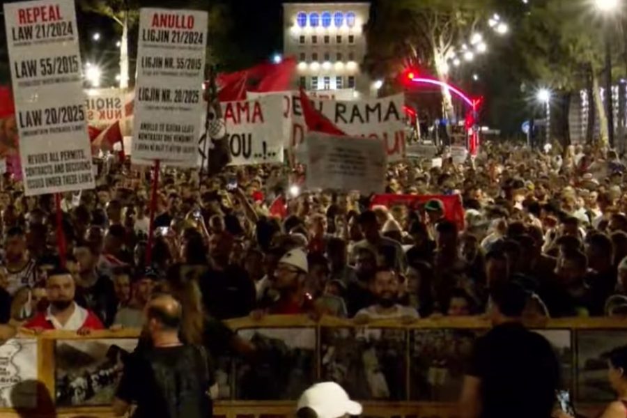 Përfundojnë fjalimet përpara Kryeministrisë, qytetarët nisin marshimin në kryeqytet