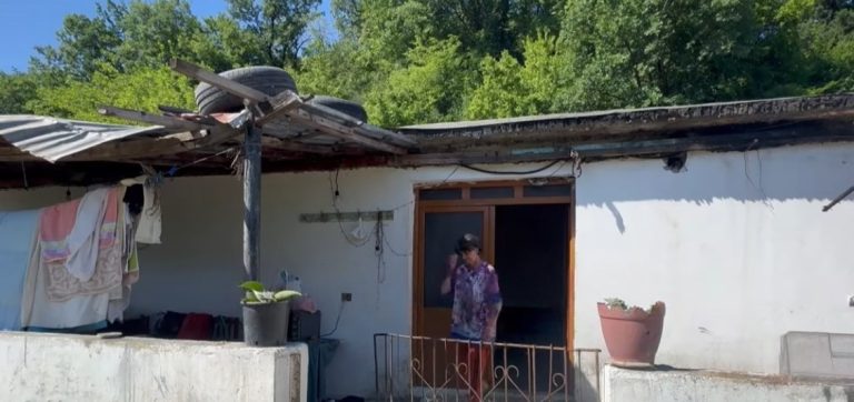 Jetojnë në një ish-kazermë, familja nga Peqini apel për strehë