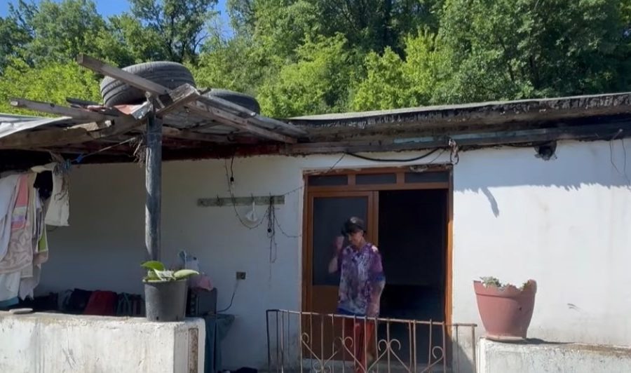 Jetojnë në një ish-kazermë, familja nga Peqini apel për strehë