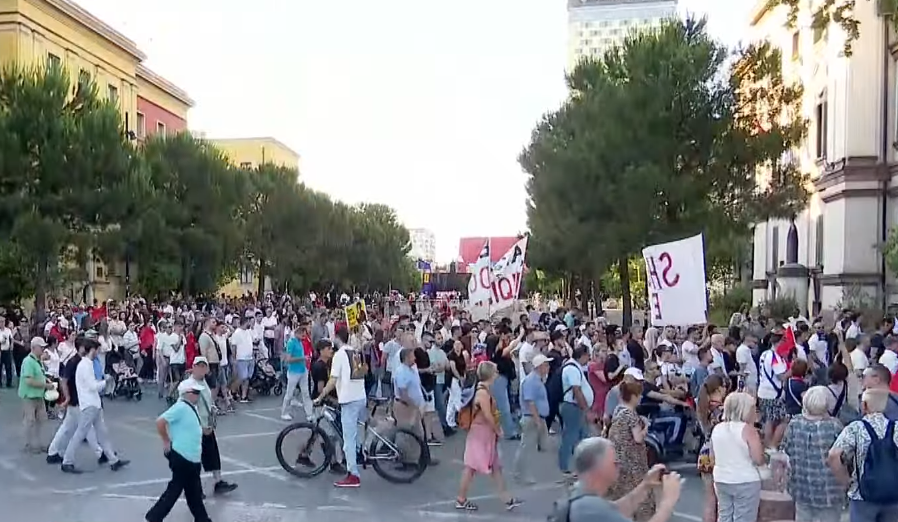 Rama prezent në Parlament, protestuesit nuk shkojnë drejt bulevardit! Marshojnë drejt Kuvendit