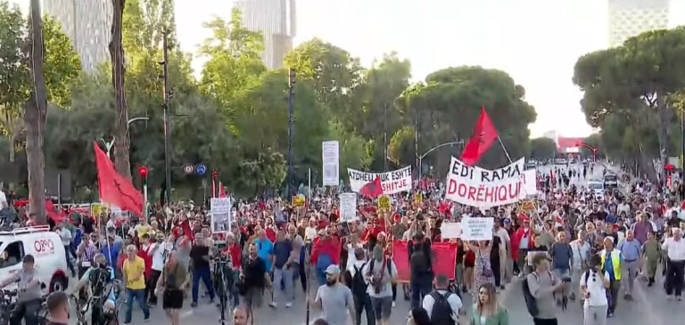 Aktivistët dhe qytatarët nisin marshimin nga sheshi “Skënderbej” drejt Kryeministrisë