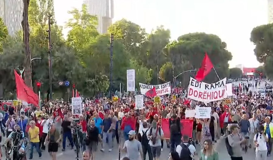 Aktivistët dhe qytatarët nisin marshimin nga sheshi “Skënderbej” drejt Kryeministrisë