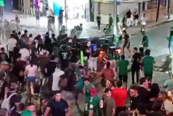 Makina merr para turmën e tifozëve meksikanë, disa të plagosur (VIDEO)