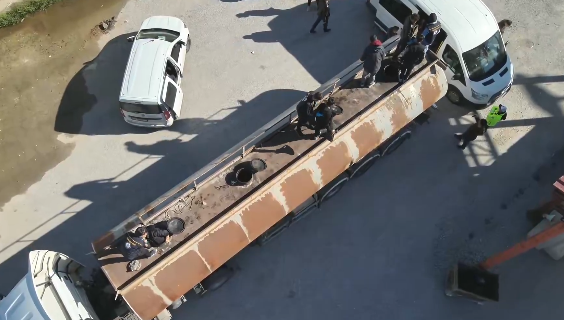 Të fshehur brenda kamionit cisternë, gjenden 30 emigrantë në Turqi! Një i arrestuar