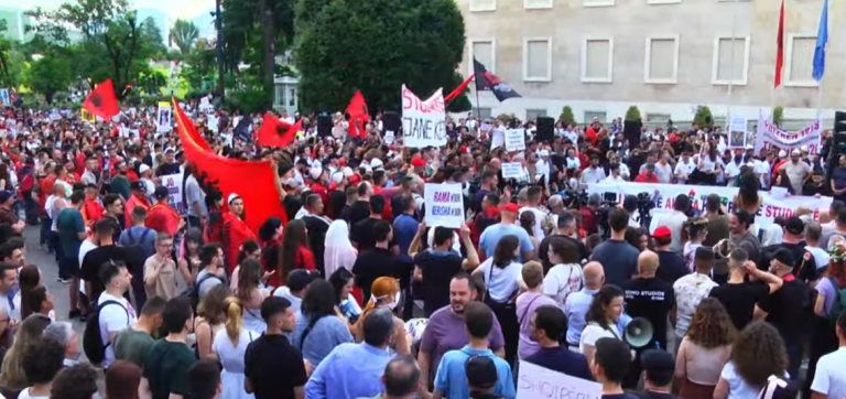 LIVE| Sot dita e 12-të e protestës në Tiranë, qytetarët mblidhen para Kryeministrisë