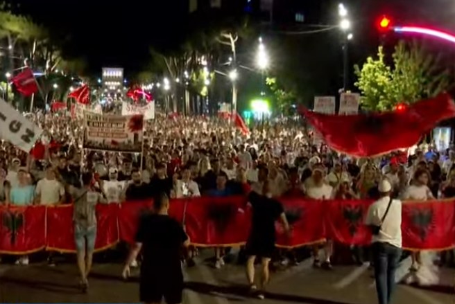 LIVE- Dita e 29-të e protestës, qytetarët nisin marshimin në rrugët e Tiranës