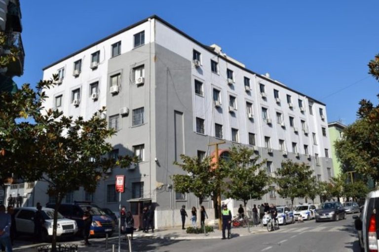 Gjykata vendos, lihet në burg autori i vrasjes së vëllait të tij në Kavajë