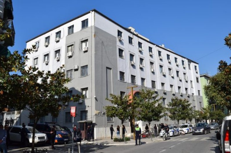 Gjykata vendos, lihet në burg autori i vrasjes së vëllait të tij në Kavajë