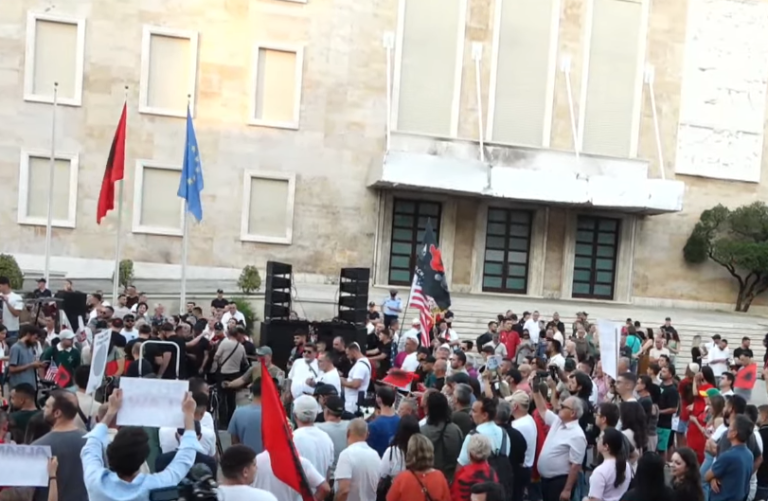 Dita e 18-të e protestës, qytetarët mblidhen në sheshin “Skëndërbej”. Nis marshimi drejt Kryeministrisë