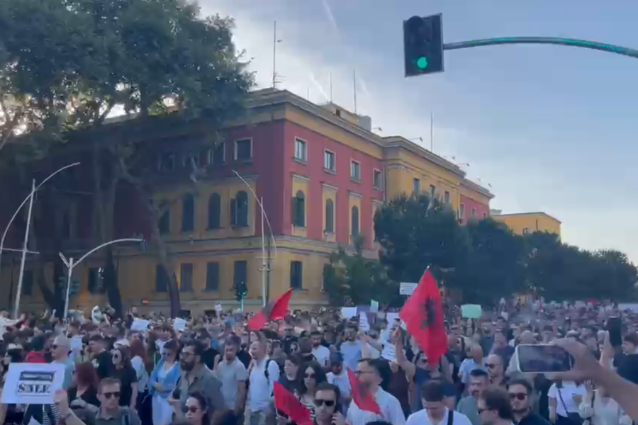 Protesta kundër ndërtimit në Zvërnec, qytetarë të shumtë bashkohen në marshim (VIDEO)