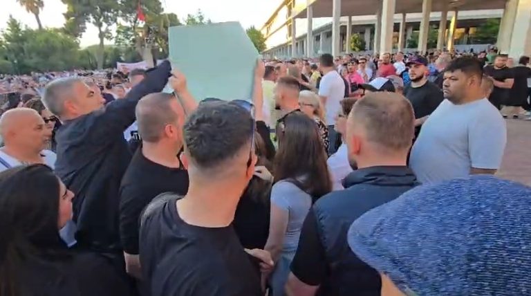 (VIDEO) Tension në Sheshin e Flamurit në Vlorë, punonjësit e sigurisë i grisin pankartën qytetares