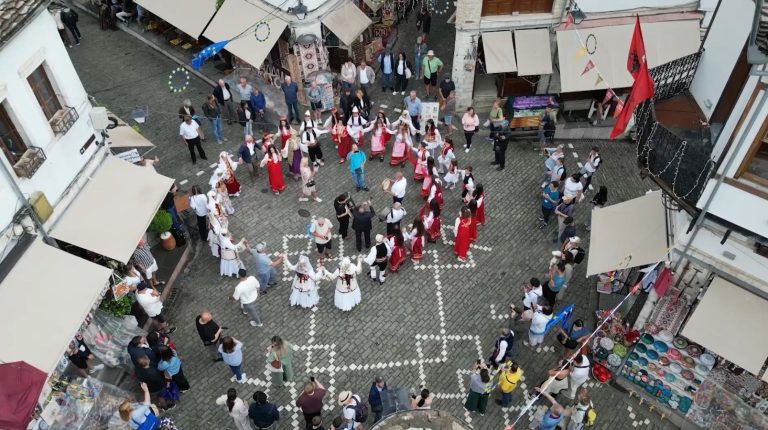 “Odat e polifonisë”, rreth 80 të rinj në Gjirokastër interpretojnë folklorin dhe polifoninë