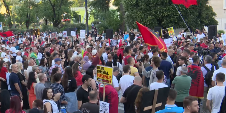 Sot dita e 20-të e protestës, aktivistët dhe qytetarët mblidhen sërish para Kryeministrisë